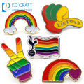 Échantillon gratuit en métal personnalisé en forme de doux émail dur belle insigne d&#39;épingle de nuage en gros gay pride lgbt coeur drapeau arc-en-ciel épinglette